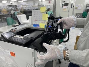 Lexmark kartuş değişimi: teknisyen kartuş takıyor